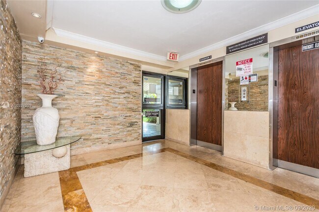 Foto del edificio - 2935 NE 163rd St