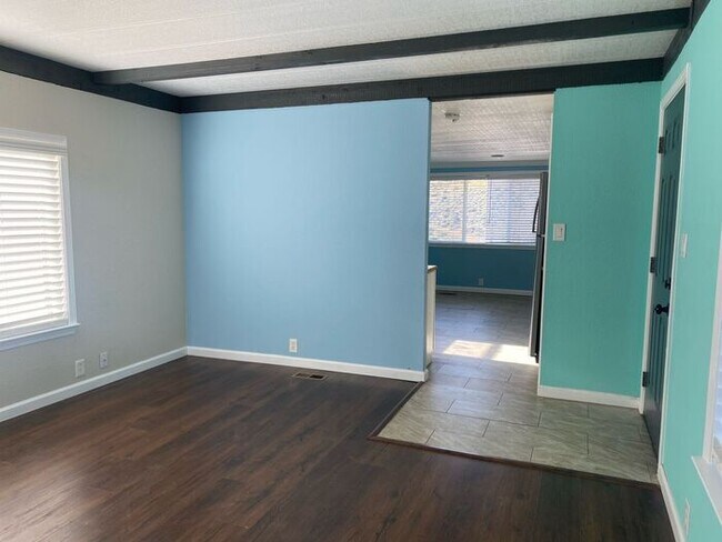 Building Photo - 2 Bedroom Remodeled Home in Sun Valley