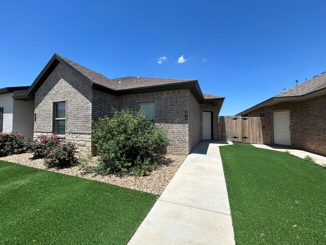 Building Photo - Beautiful 3/2 Located Directly East Of Coo...