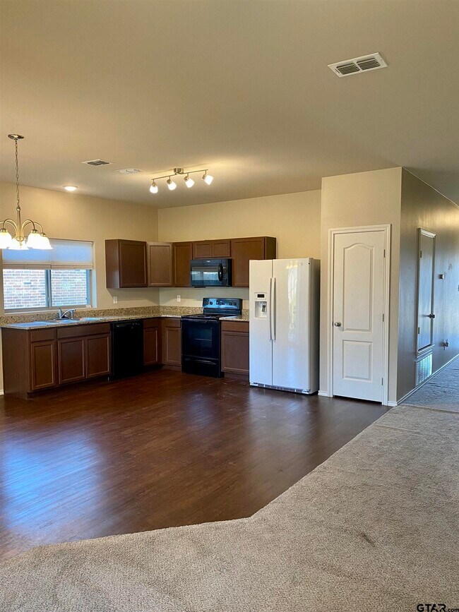 Building Photo - 10850 Cactus Trail