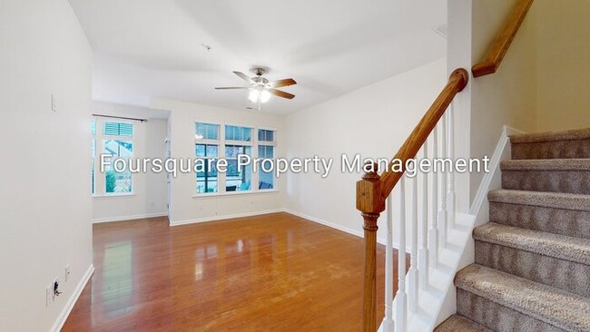 Building Photo - Town Home | Screened Back Porch | One Car ...