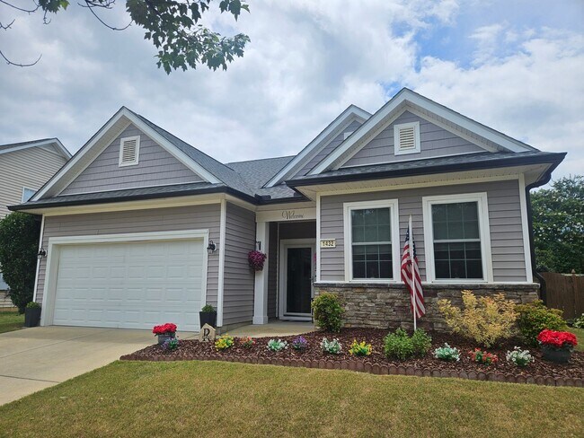 Building Photo - Fabulous 3br 2ba in Fuquay! Available July 31, 2026!