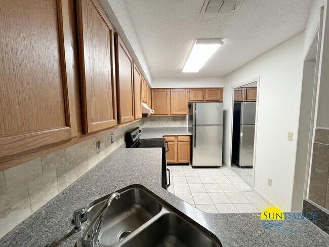 Building Photo - Adorable 2 Bedroom Unit in Bluewater Bay!