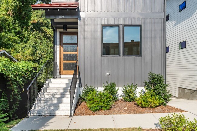 Foto del edificio - Modern 4-bedroom, 4-bathroom Custom Home D...