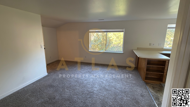 Building Photo - Spacious 1 Bed, 1 Bath Upstairs Apartment ...