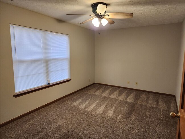 Foto del edificio - 3-Bedroom, 2-Bathroom Home with 2-Car Atta...