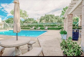 Building Photo - 13030 Leader St