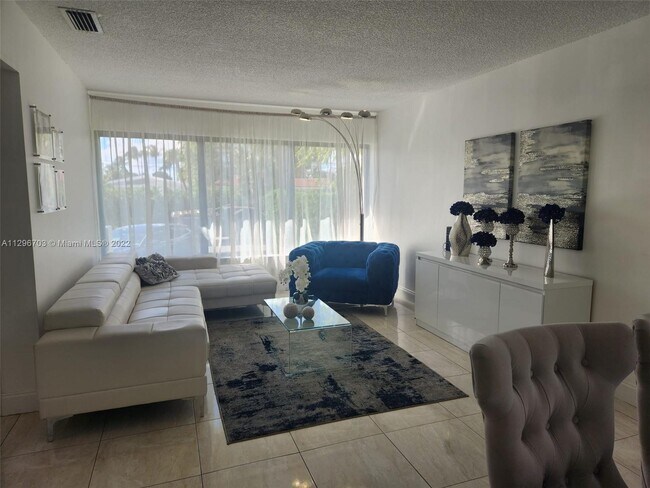 Foto del edificio - 9273 Emerson Ave