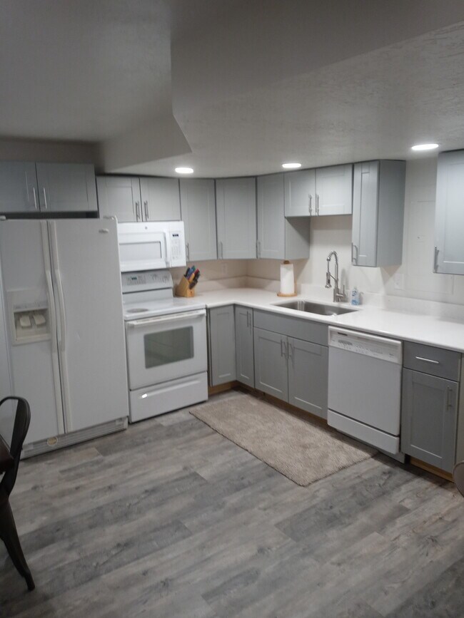 Kitchen - 8909 Saddleback Rd
