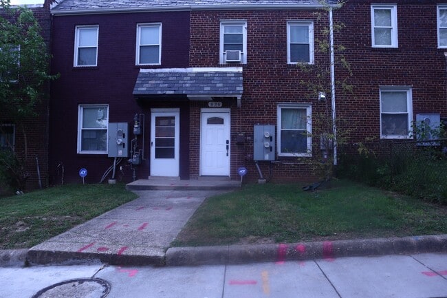 Building Photo - 836 19th St NE