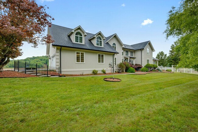 Foto del edificio - Experience lakefront living at its finest in the heart of East Tennessee.