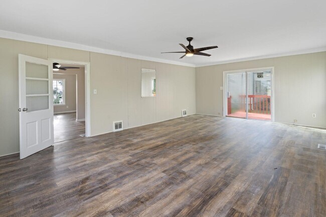 Building Photo - 1114 Roslyn Ave