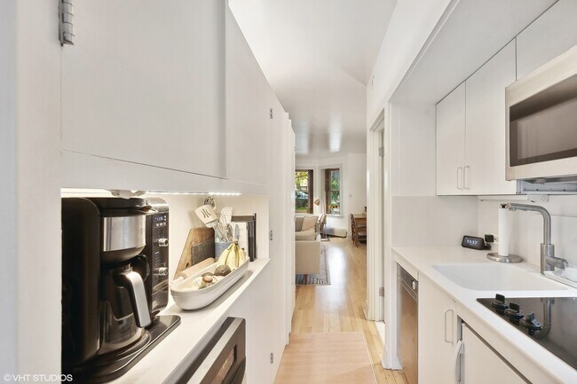 kitchen - looking toward living room - 2133 N Hudson Ave