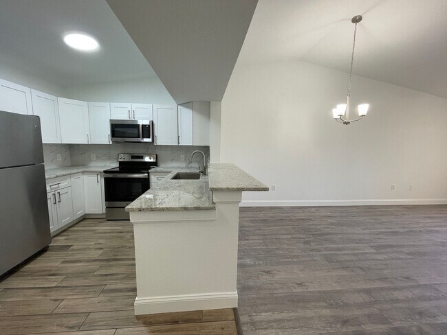 Foto del edificio - ANNUAL RENTAL - KEY ROYAL-2 BED 1 BATH THI...