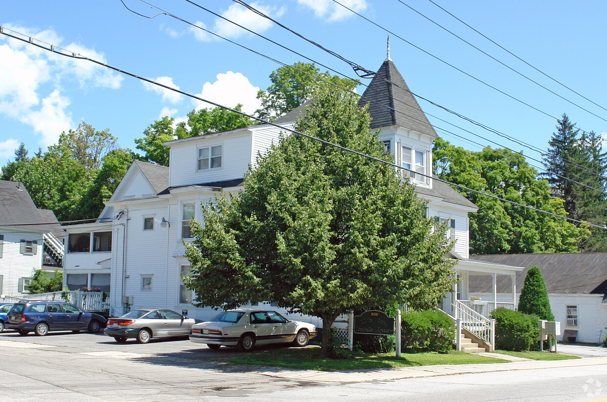 Building Photo - 836 Main St