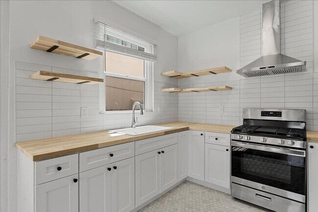 Building Photo - Beautiful Two Bedroom Apartment | Two Bloc...
