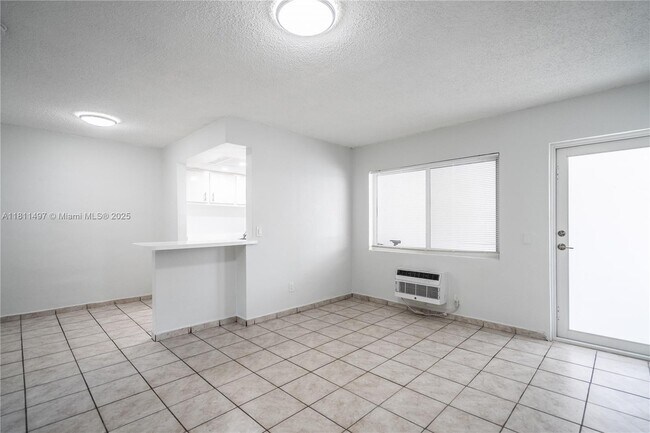 Foto del edificio - 6650 Miller Dr