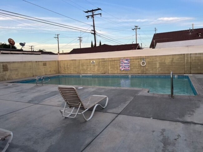 Foto del edificio - 2 BDRM, 1 BA WITH PRIVATE YARD AND GARAGE!