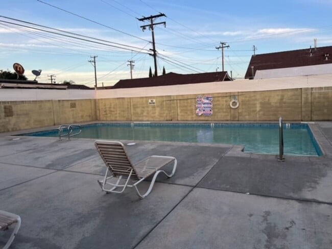 Building Photo - 2 BDRM, 1 BA WITH PRIVATE YARD AND GARAGE!