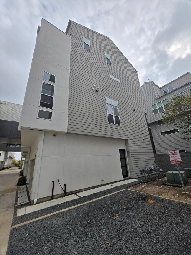 Building Photo - 5866 E Post Oak Ln