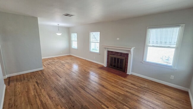 Foto del edificio - Beautiful 3 Bed 1 Bath House With Double Garage Available Now!