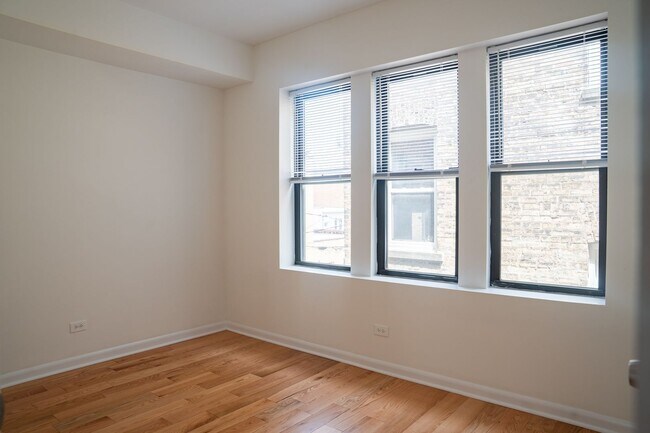Foto del edificio - North Lincoln Square - 2 Bed / 1 Bath - In Unit Laundry