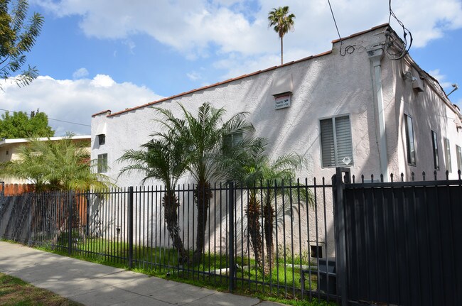 Fotografía del edificio - 1128 N Mariposa Ave