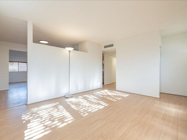 Building Photo - 3 Bedroom 1 Bathroom