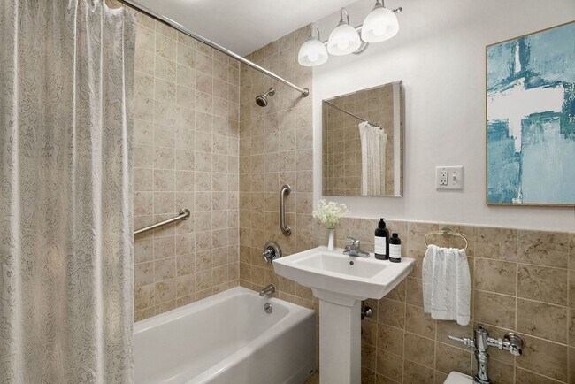 Building Photo - 10 Camelot Ct