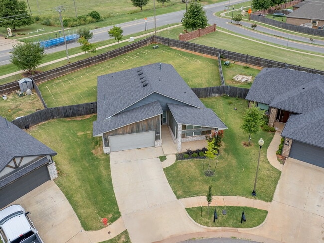 Building Photo - Modern Home on Large Lot!