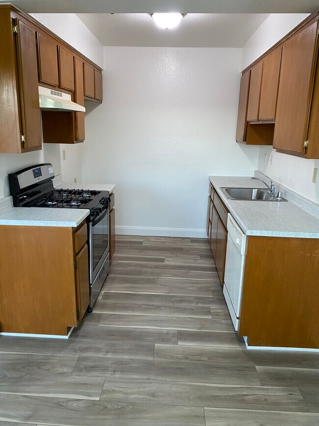 Building Photo - 14103 Cerise Ave