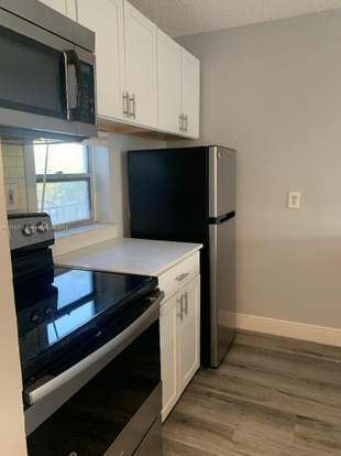 Foto del edificio - 8620 N Sherman Cir