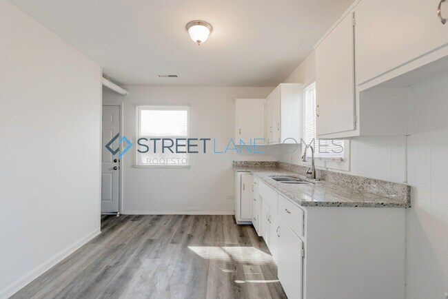 Building Photo - NOW OFFERING $250 OFF FIRST FULL MONTH IF ...