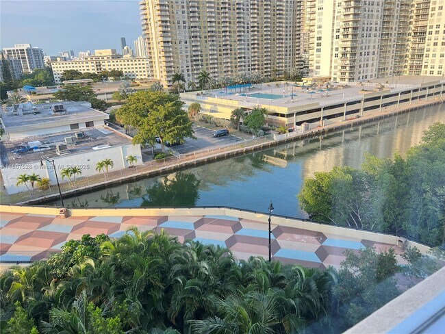 Foto del edificio - 17150 N Bay Rd