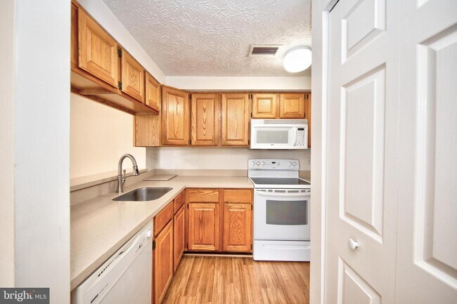 Building Photo - 203 Oak Leaf Cir