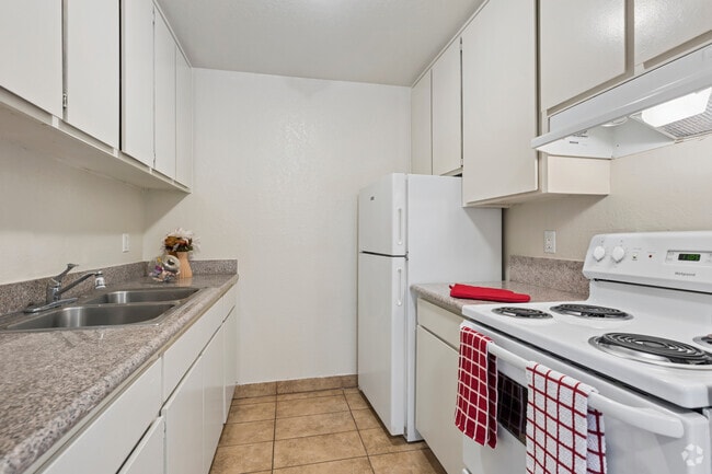 1BR, 1BA - 717SF - Kitchen - Pacific Villas at Shelly Court
