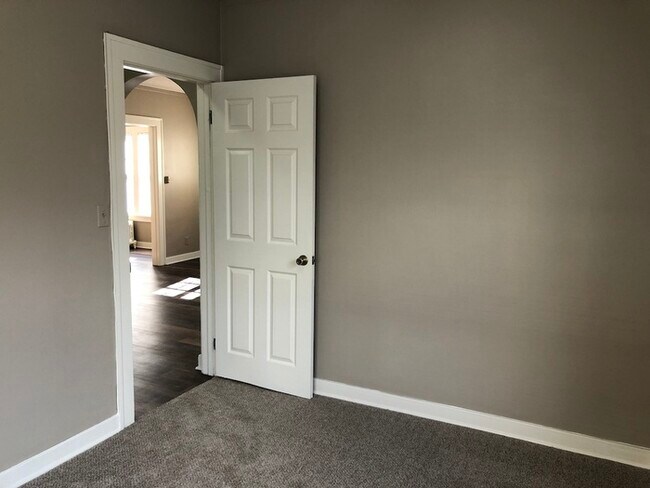 Building Photo - Adorable 3 Bedroom Heritage Hill Unit