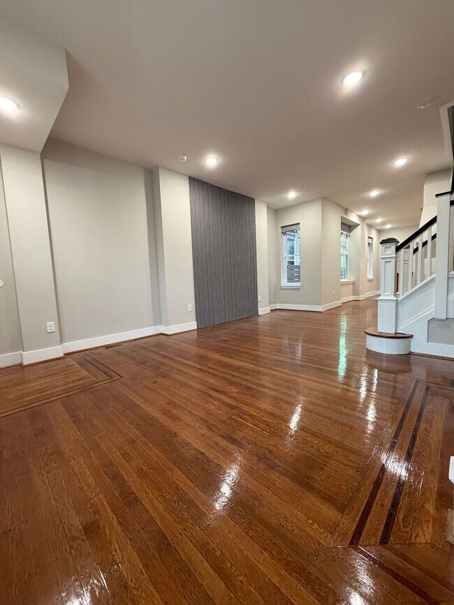 Foto del edificio - ??? NEWLY RENOVATED 3 BEDROOMS & 2.5 BATH HOUSE LOCATED IN HADDINGTON