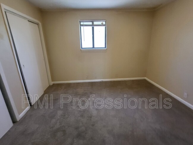 Building Photo - 800 Anderson Ln