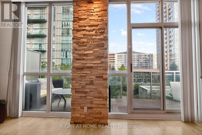 Photo du bâtiment - 220 Burnhamthorpe Rd W