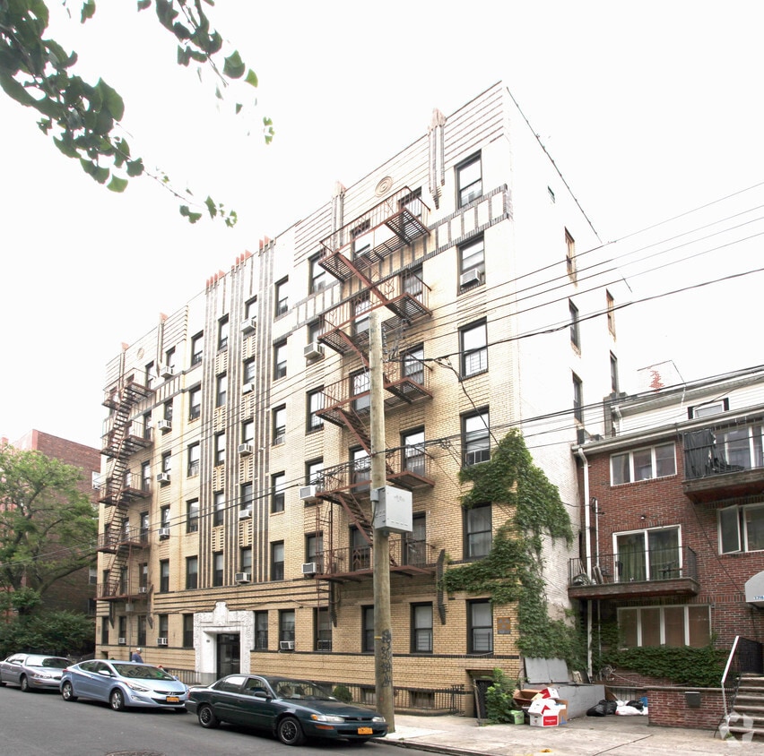 1745 E 13th St - 1746 E 13th St
