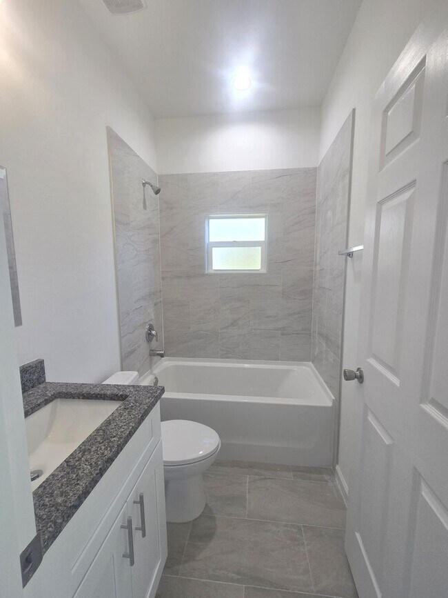 Foto del edificio - Brand new 4/2/2  House
