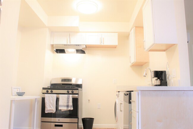 Building Photo - 303 N Oakland Ave