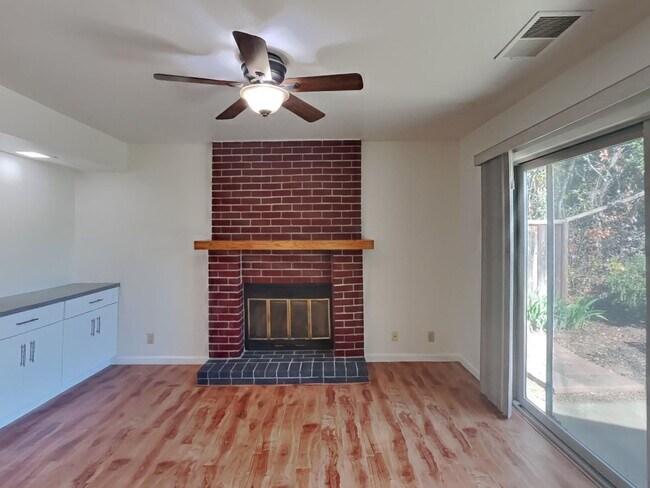 Foto del edificio - Spacious 4/2.5 Two-Story Home in Martinez Available Now!