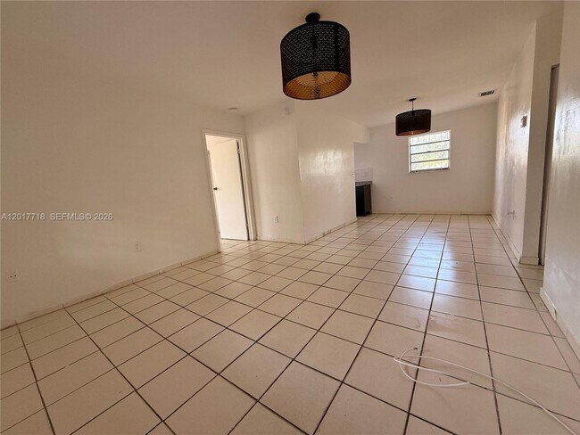 Foto del edificio - 42 NW 66th St