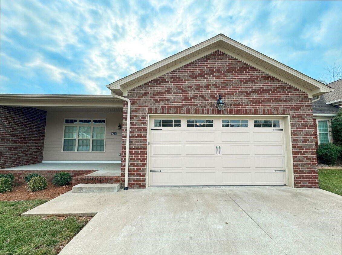 Foto principal - 823 Denzil Ave