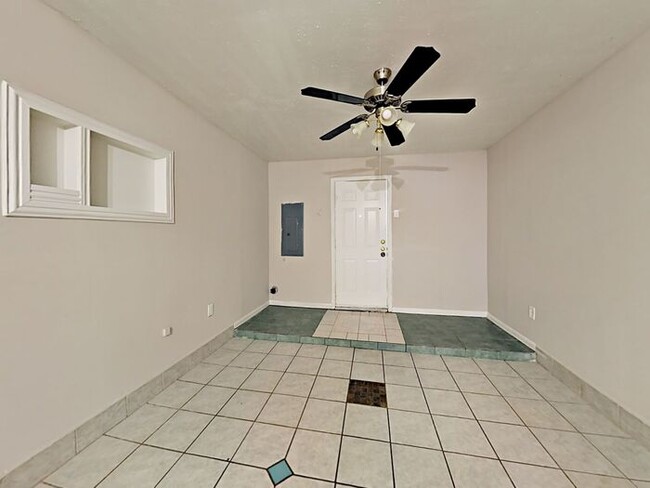 Building Photo - No Application Fees* $500 off 1st Months R...