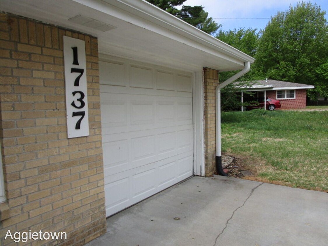 3 br, 1 bath House 1737 Winne Drive House Rental in Manhattan, KS