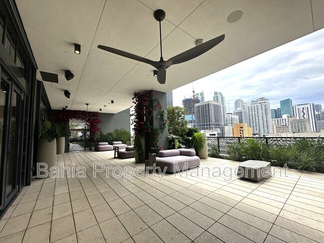 Foto del edificio - 601 NE 1st Ave