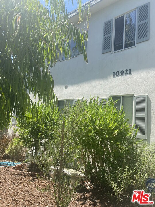 Foto principal - 10921 National Blvd